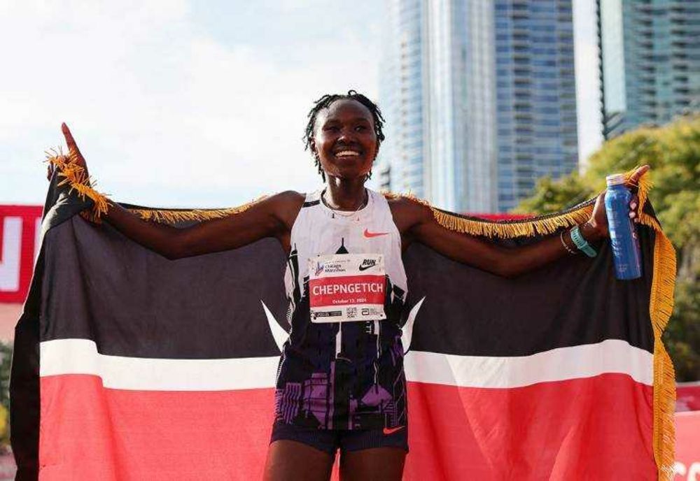 ATLETA KENYANĂ RUTH CHEPNGETICH A ALERGAT MARATONUL DE LA CHICAGO ÎN DOUĂ ORE ȘI NOUĂ MINUTE