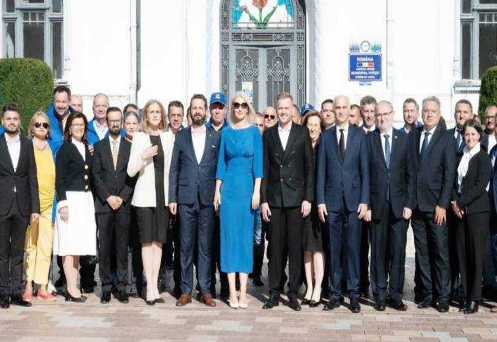 ECHIPA PNL ARGEȘ DEPUNE LISTA CU SEMNĂTURI DE SUSȚINERE PENTRU ALEGERILE PARLAMENTARE