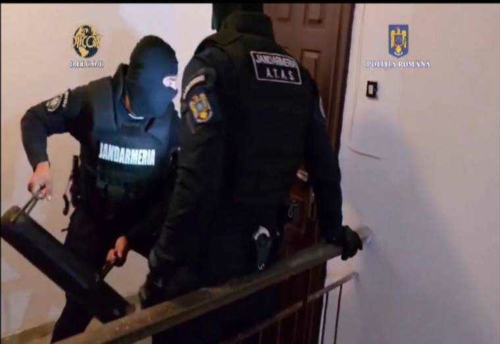 ACȚIUNE ANTI-DROG ÎN CURTEA DE ARGEȘ: MEMBRII UNEI FAMILII, ARESTAȚI PENTRU TRAFIC DE DROGURI DE RISC