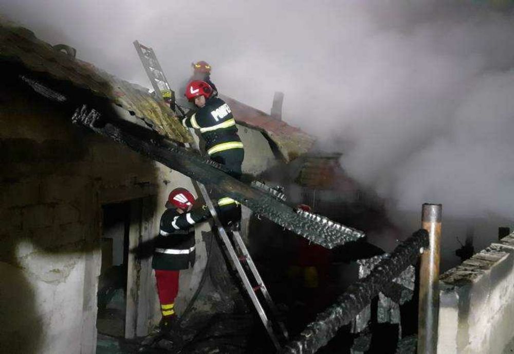 INCENDIU LA DOUĂ LOCUINȚE DINTR-O LOCALITATE REZIDENȚIALĂ