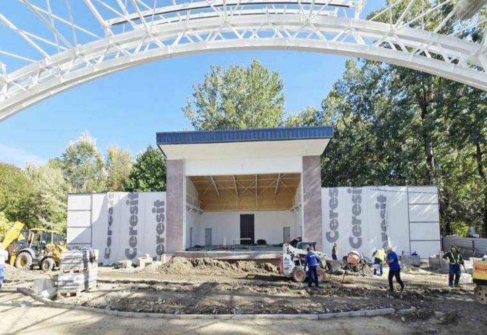 MUNICIPALITATEA APROPIE DE FINALIZAREA TEATRULUI DE VARĂ DIN ȘTRAND