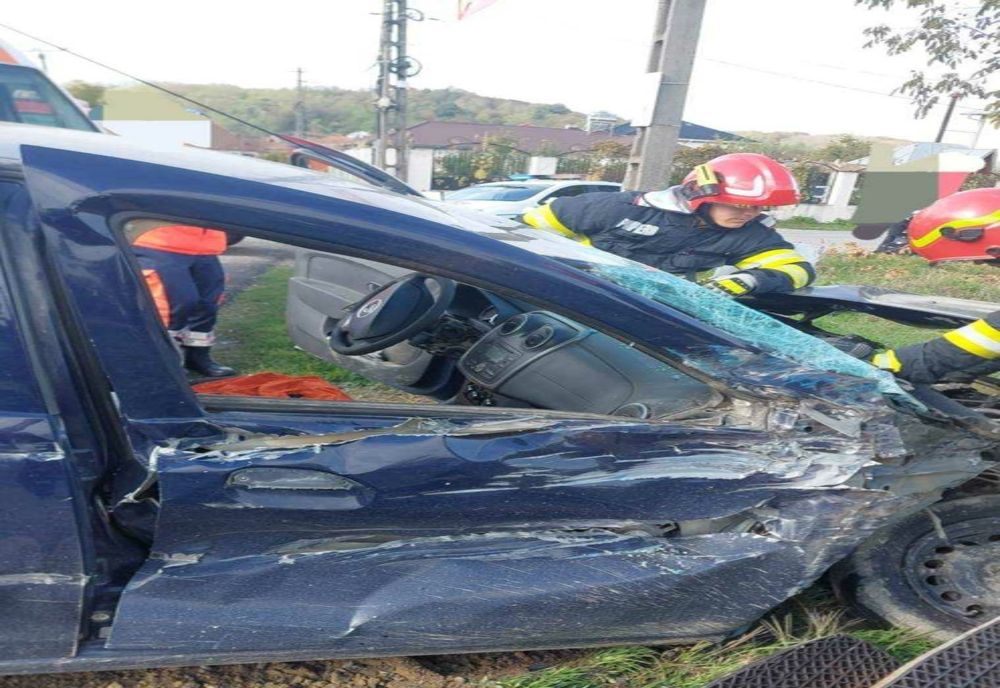 ACCIDENT FEROVIAR ÎN ARGEȘ: MAȘINĂ LOVITĂ DE UN TREN