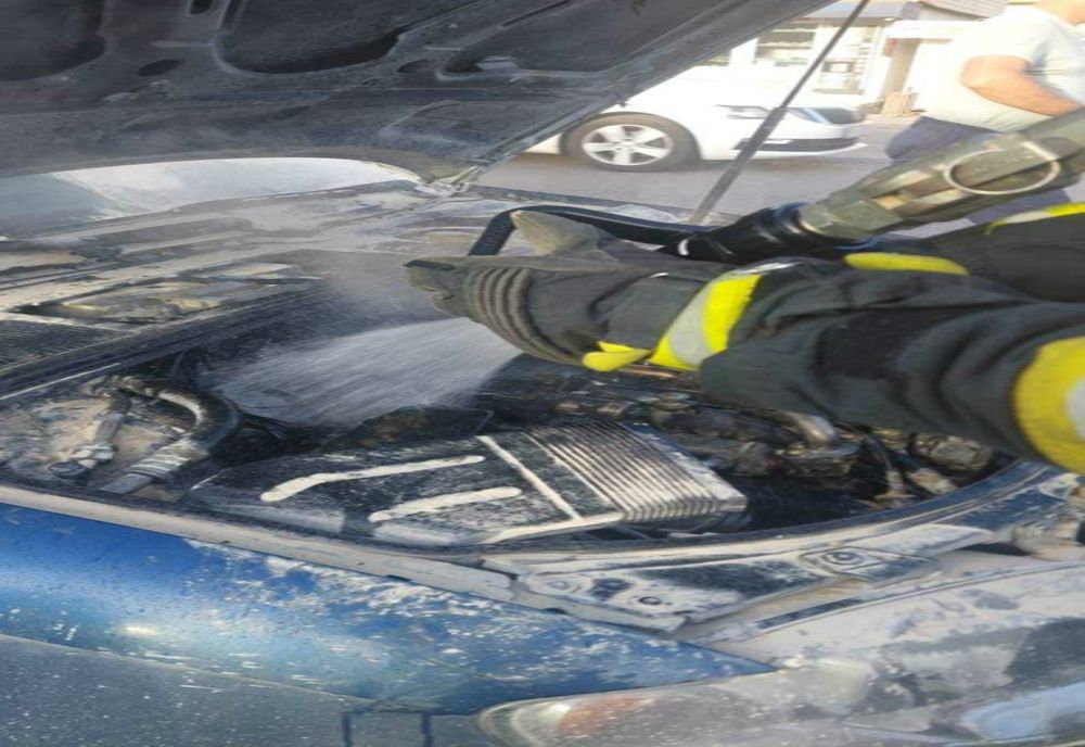 INCENDIU LA O MAȘINĂ ÎN MERS ÎN ZONA GIRATORIULUI DE LA PASAJUL BASCOV