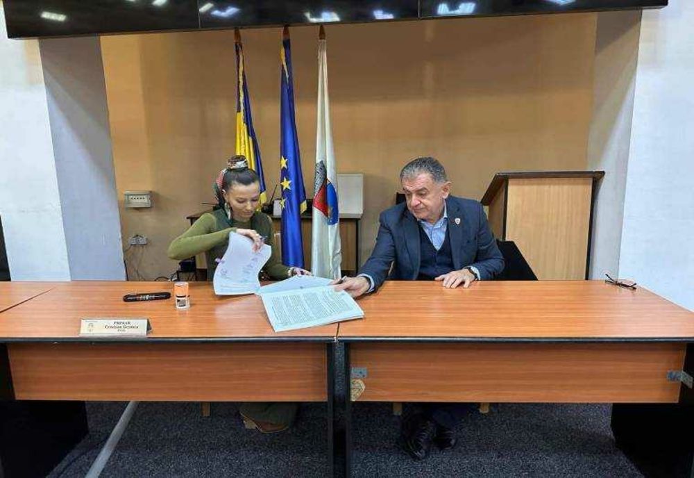 PITEȘTI: Dotare completă a 46 de unități de învățământ cu mobilier modern