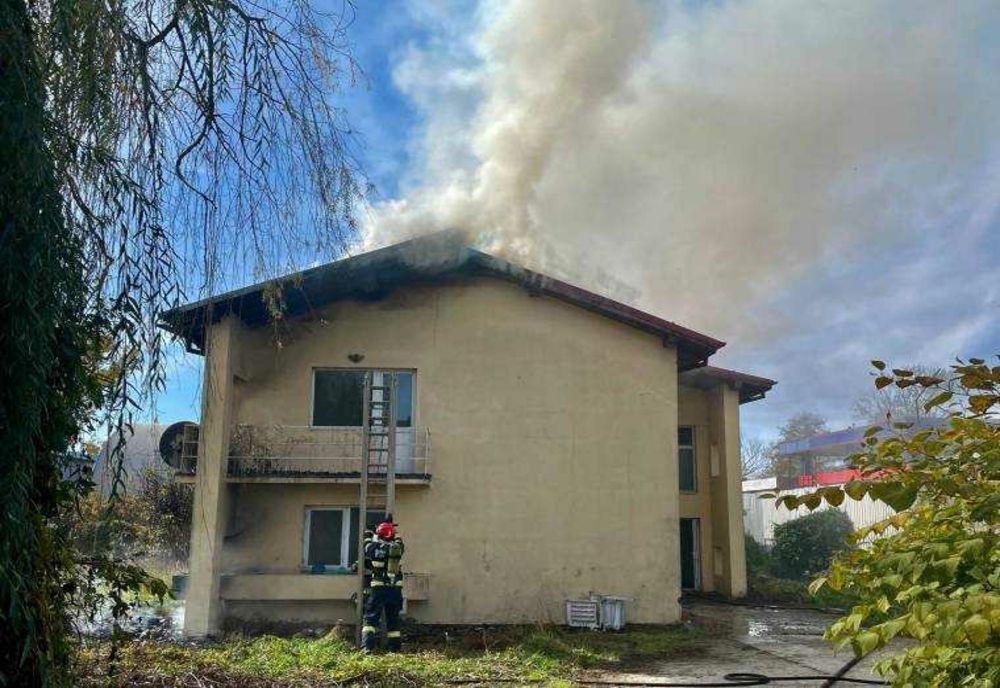 INCENDIU VIOLENT LA O CASĂ DIN COMUNA BUDEASA