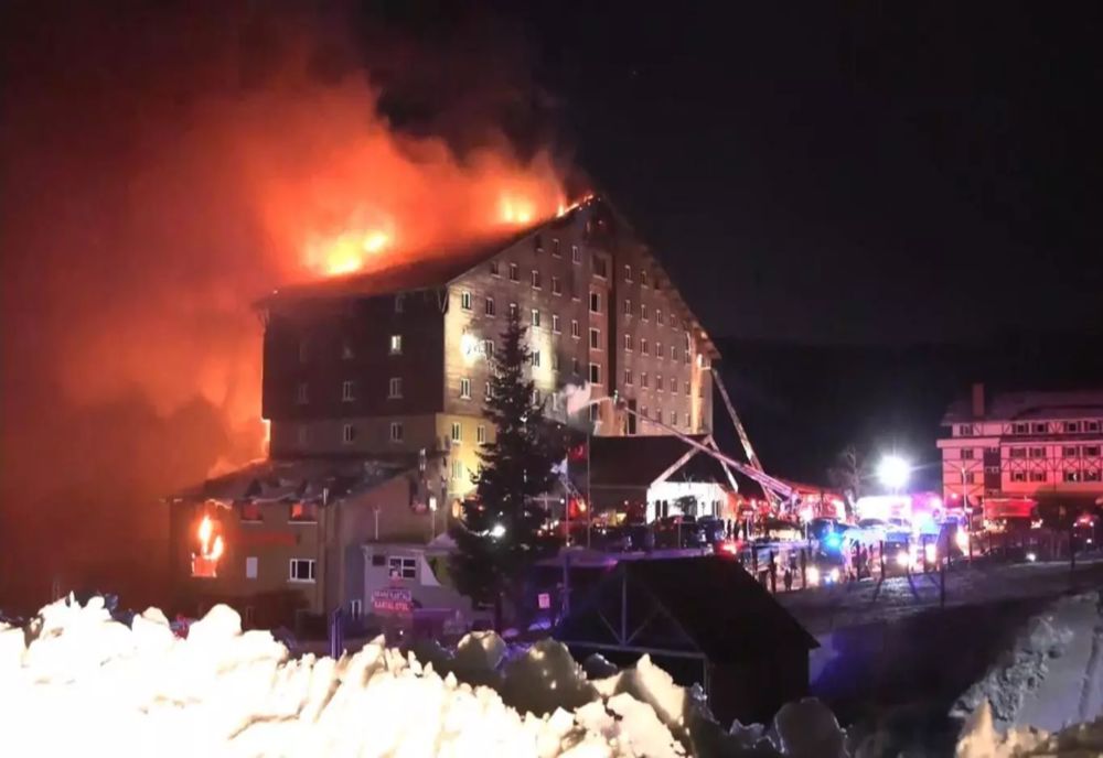 TRAGEDIE ÎN TURCIA: 66 DE MORȚI ÎNTR-UN INCENDIU DEVASTATOR DE LA UN HOTEL DINTR-O STAȚIUNE DE SCHI