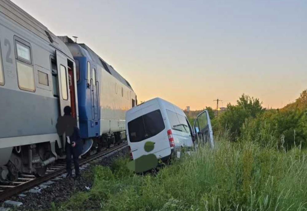 ACCIDENT FEROVIAR LA PITEȘTI. UN MICROBUZ A FOST LOVIT DE TREN 