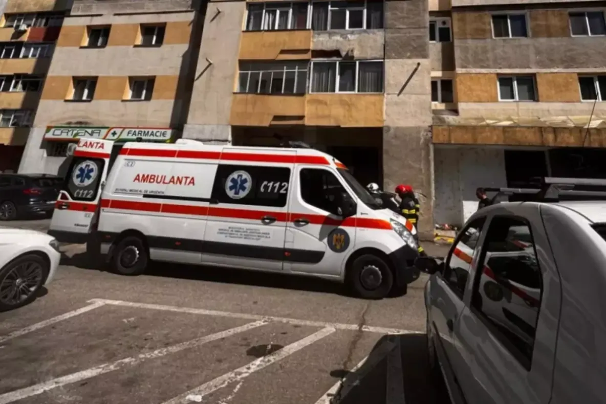 Un copil de 12 ani din Pitești a murit după ce s-a aruncat de la etajul 4. Ipoteza sinuciderii, luată în calcul