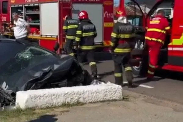Accident pe DN 65, în județul Argeș. Un șofer a ajuns la spital după ce s-a izbit cu mașina de un cap de pod