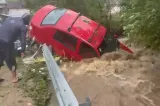 Imagini șocante cu dezastrul produs de viitură, în județul Argeș: mașini luate de ape, bușteni și bolovani cărați pe șosea GALERIE FOTO