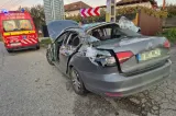 Accident în Argeș: un container cu deșeuri a căzut pe un autoturism, patru persoane implicate