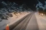 Deszăpezire pe Transfăgărășan. Drumarii intervin cu lame și material antiderapant | VIDEO