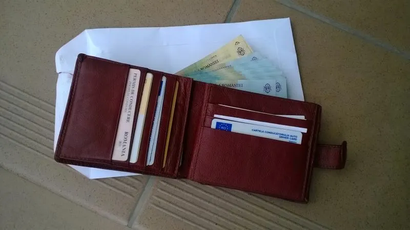 Şi-a uitat banii de operaţie in baia unui restaurant