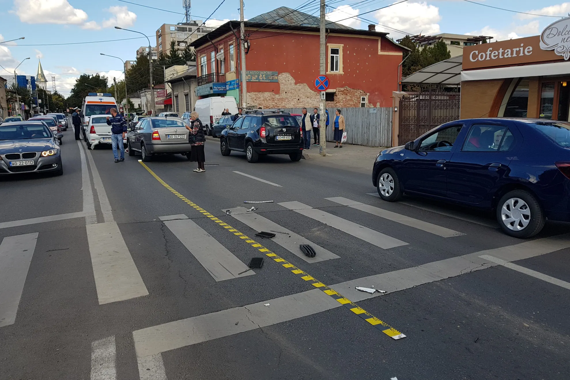 Pietonul a fost lovit de doua masini