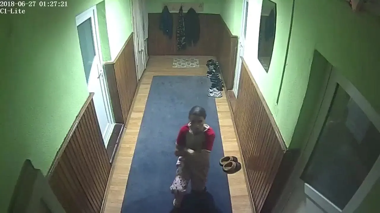 Femeia era obligata sa stea in genunchi in fata concubinului