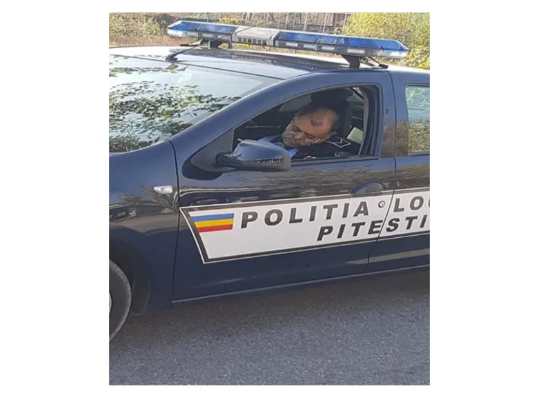 Politist local prins dormind