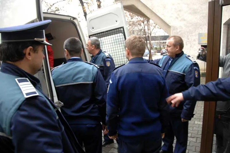 Politisti retinuti pentru coruptie, in Arges