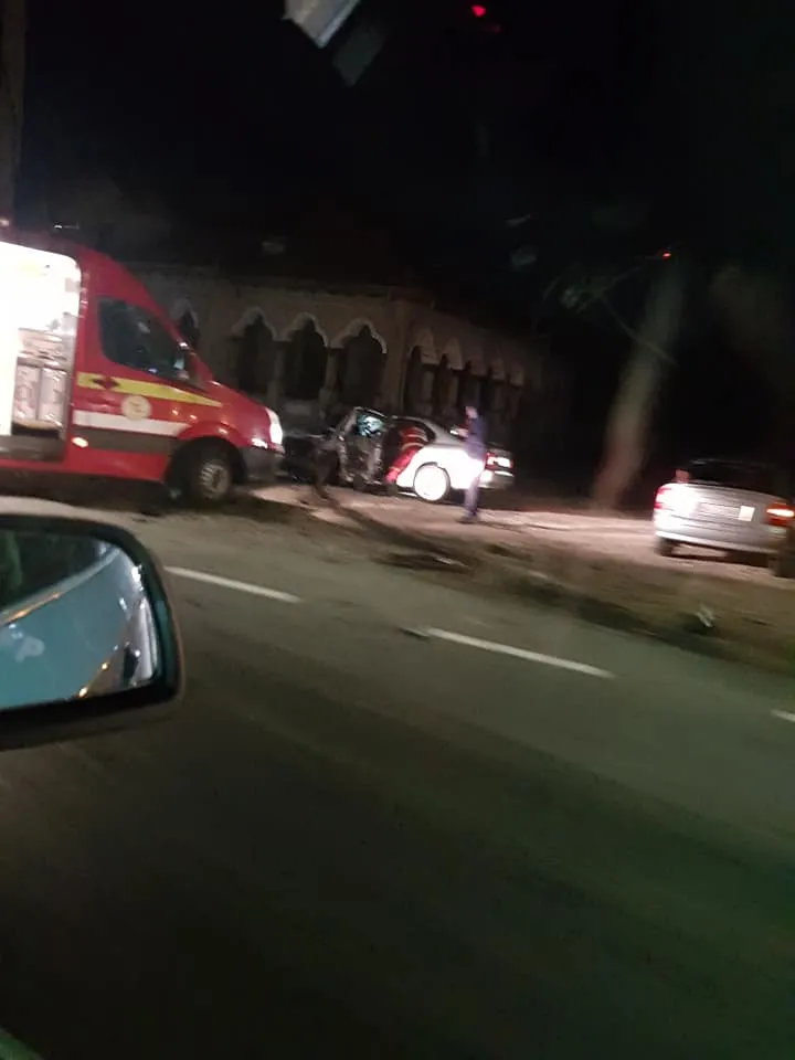 Tanar grav rănit, la Drăganu- prins intre doua TIR-uri
