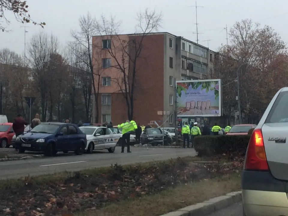 Accident in Pitesti! A ajuns cu Audi intr-un stalp.1