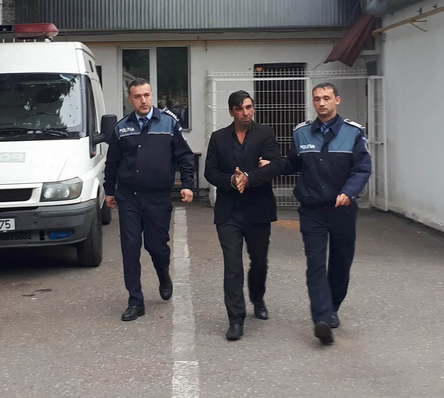 Barbat dezbracat s-a bagat în pat langa victima