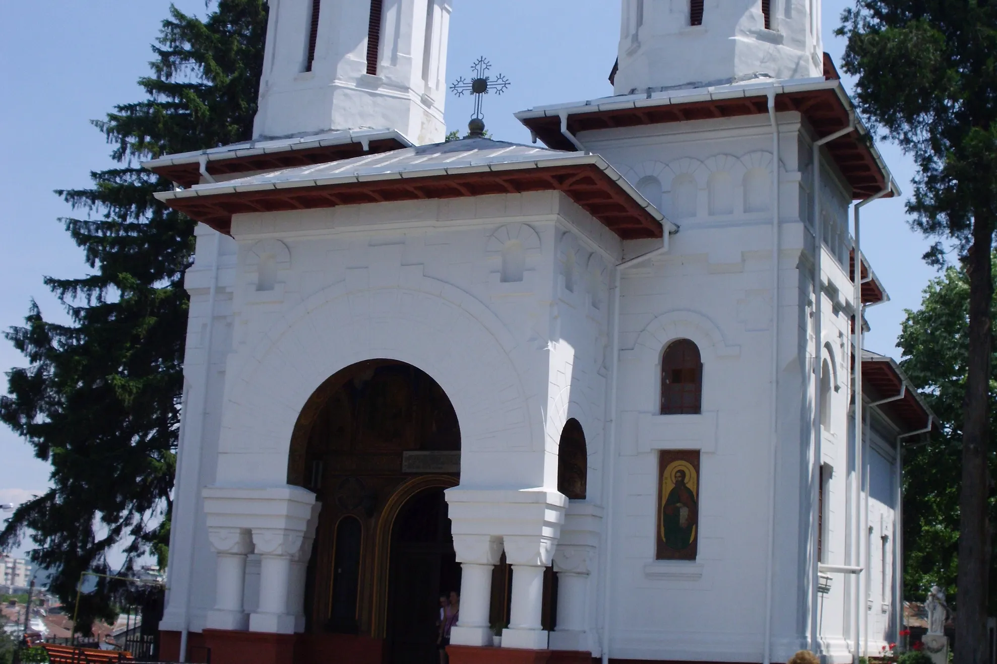Biserica__Maica_Precista_Pitesti