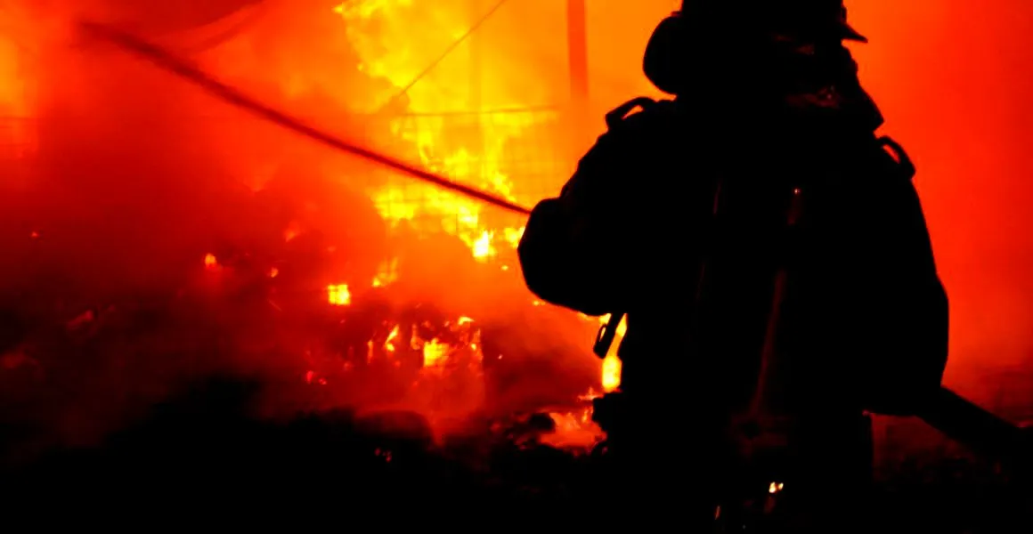 Arde fabrica de mobila din Dragoslavele 1