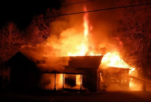 Piroman retinut dupa ce a incendiat doua case
