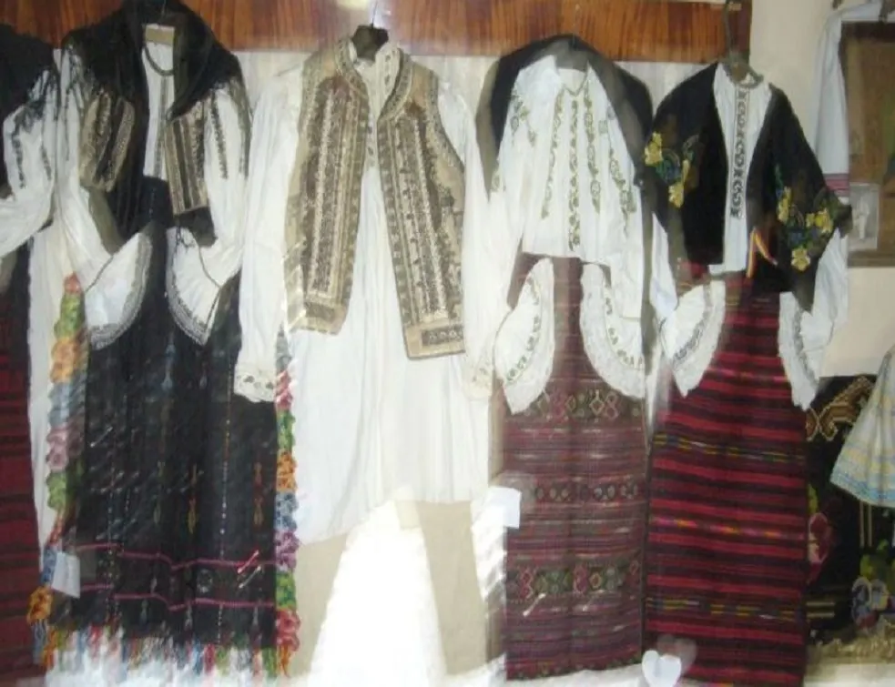 a furat costume populare