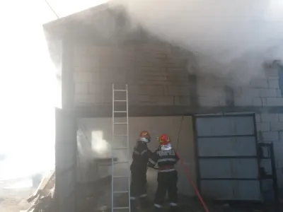 Incendiu la Leordeni, arde un garaj