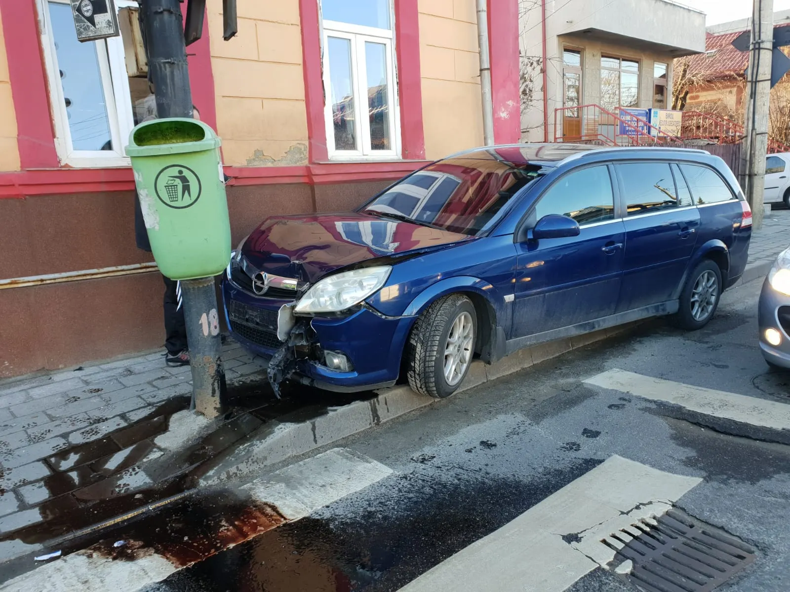 a intrat cu mașina în stâlp