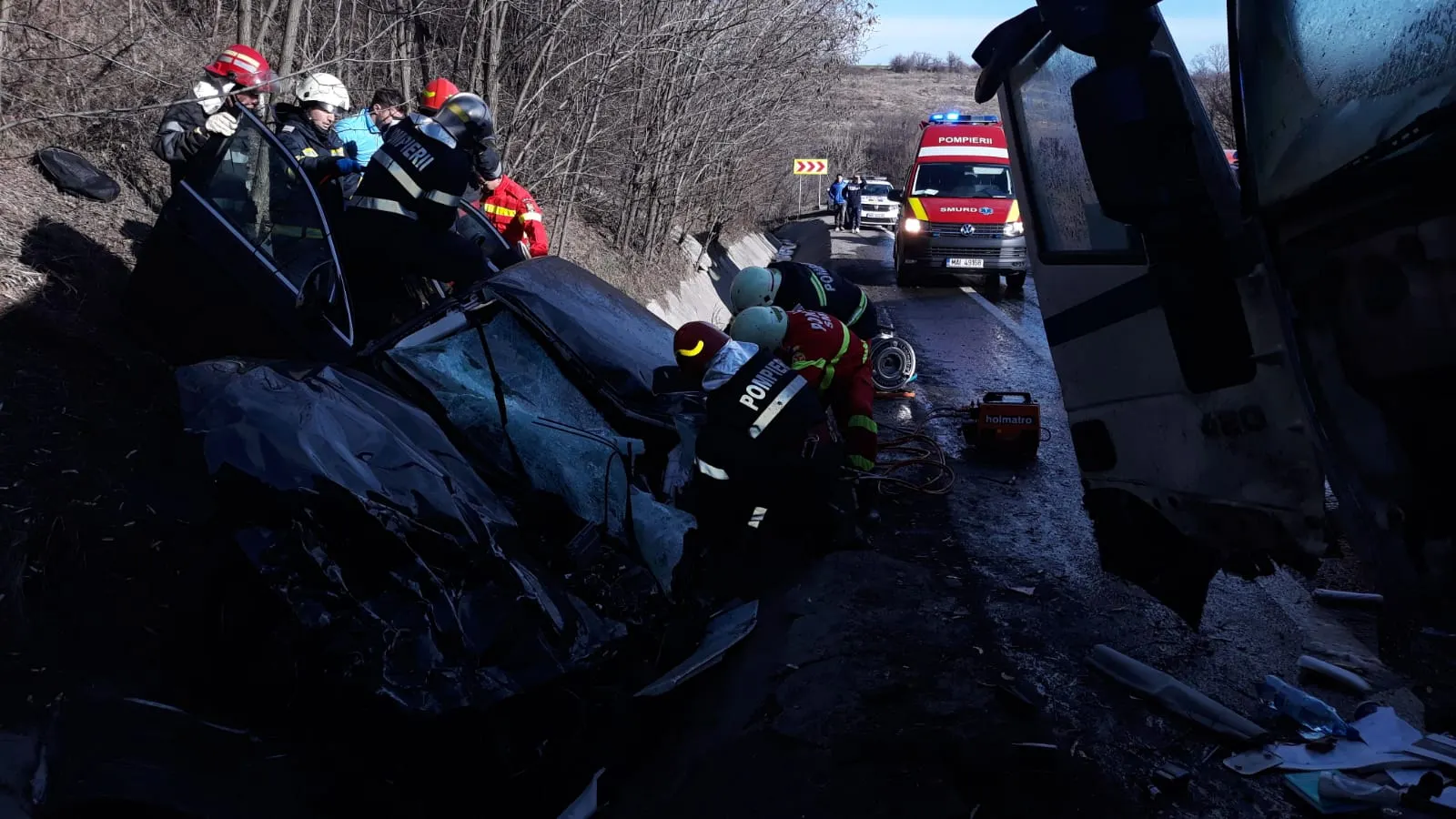 trei persoane incarcerate in accident pe DN 65