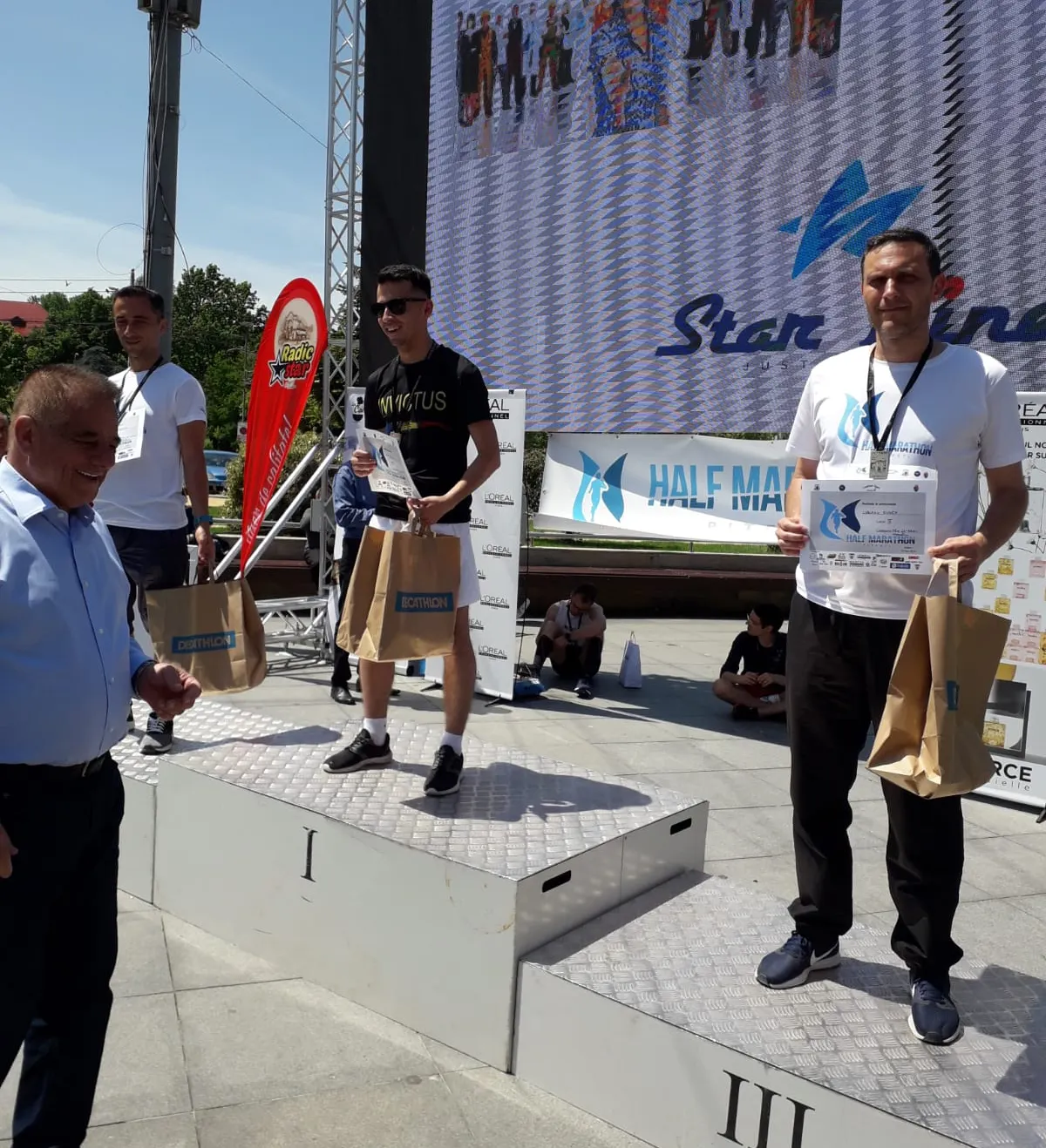 Politist pe podium la cros