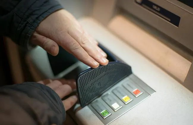 furau bani din bancomate