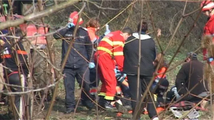 mort lângă un pârâu