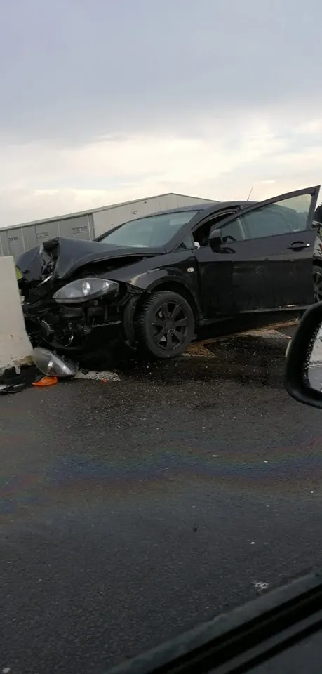 acroșat mașina -accident