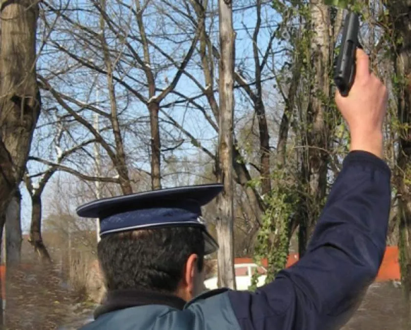 agresorul i-a atacat cu toporul pe polițiști