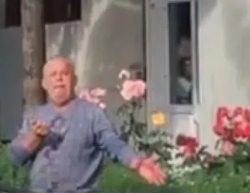 amenința că își înfige un cuțit în inimă