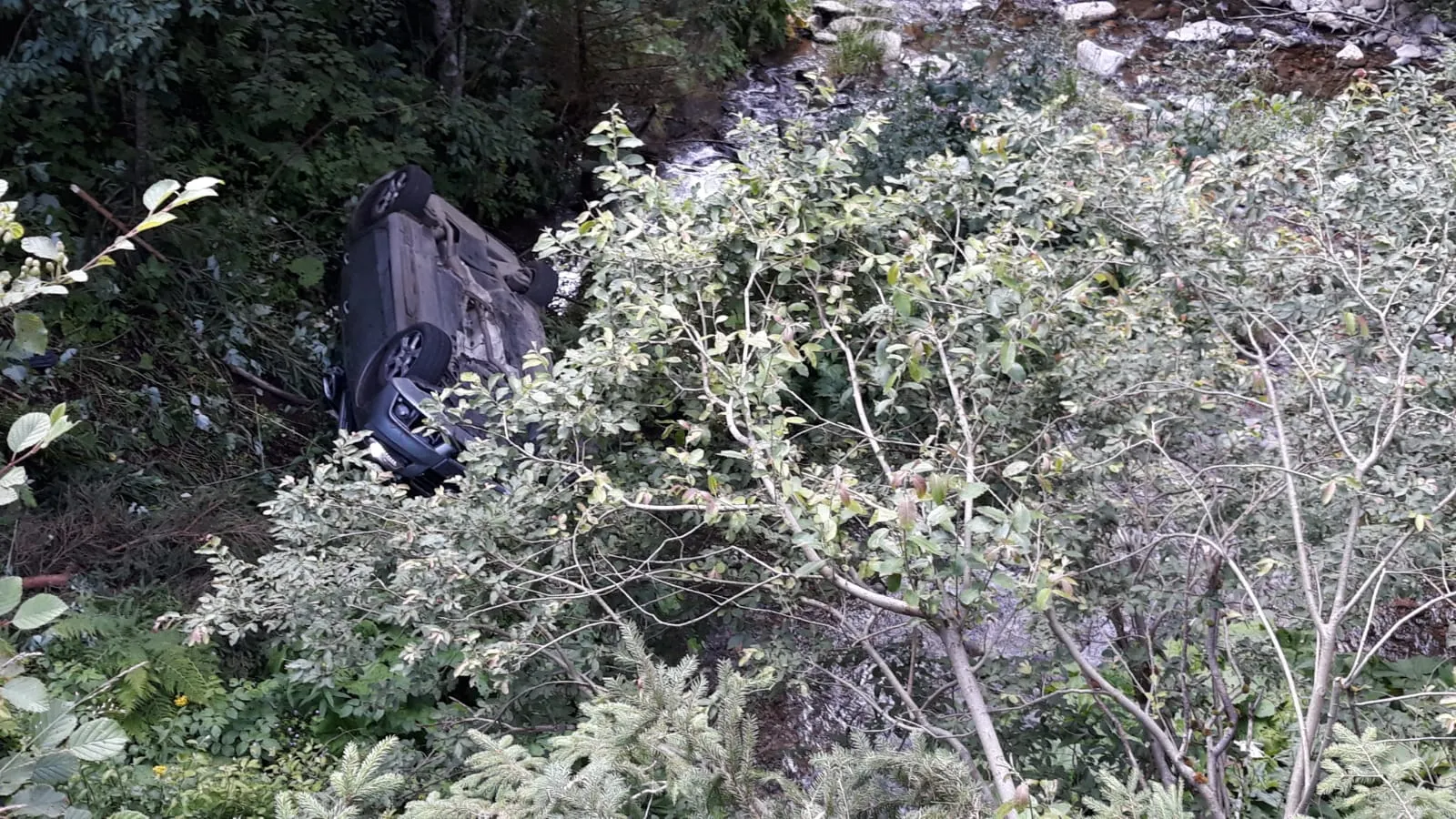 autoturism în râpă