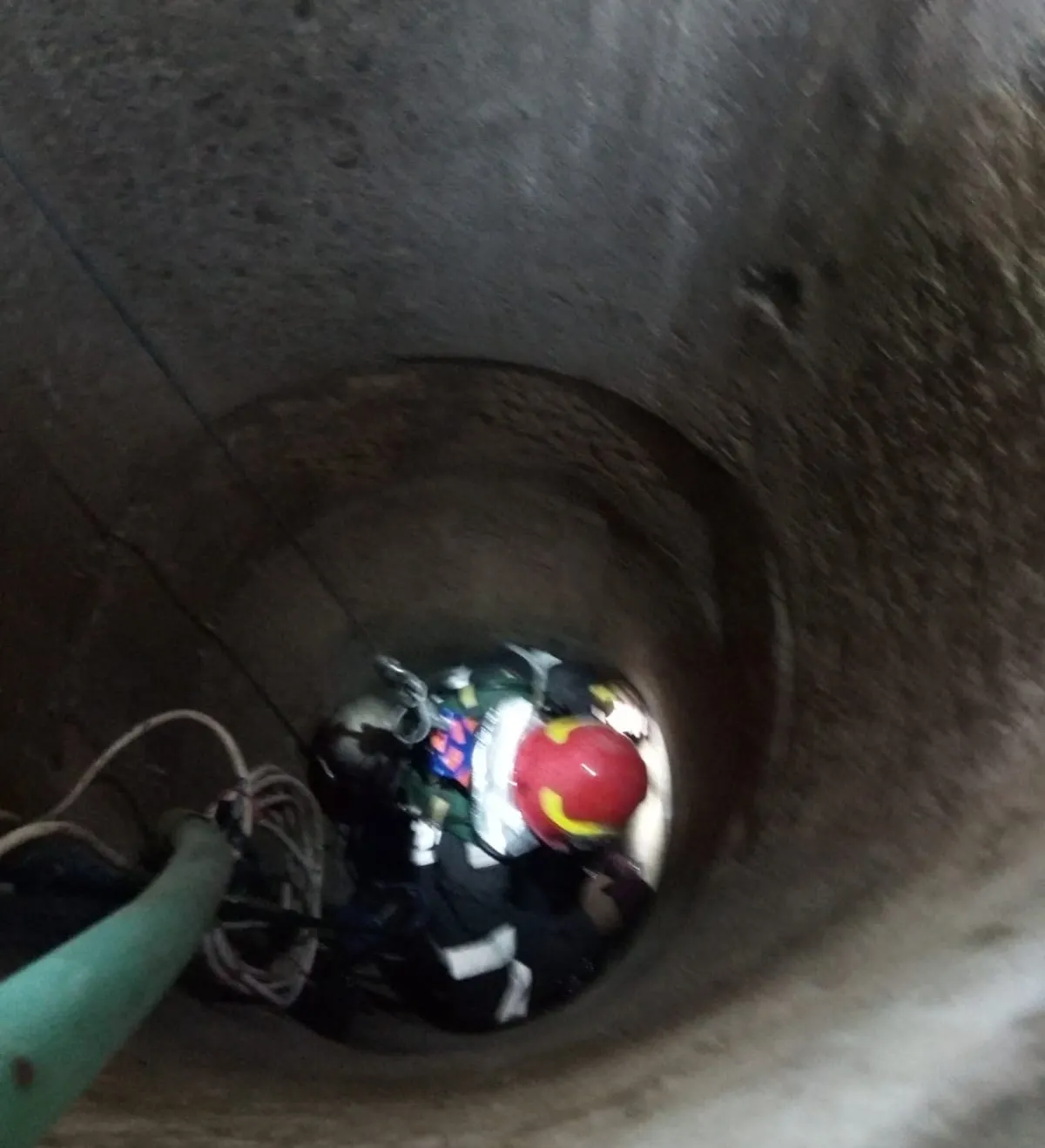 S-a aruncat in fântână în timp ce-şi vizita fiica