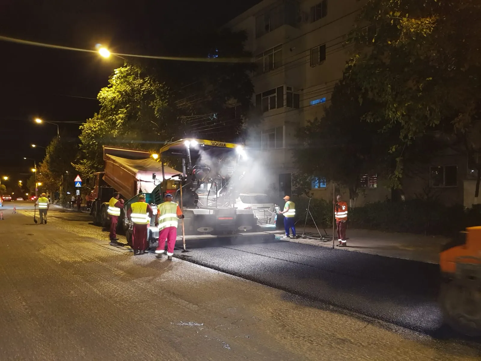 Se fac lucrări de asfaltare noaptea pe străzi din Pitești