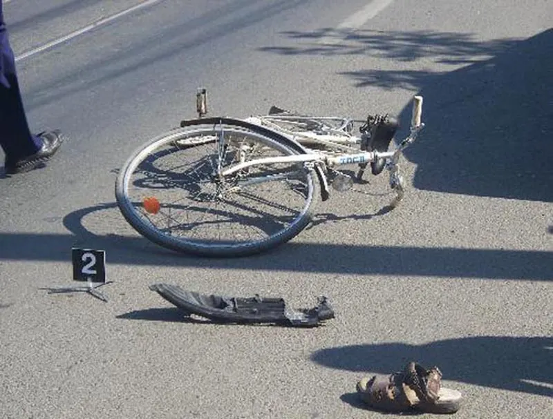 Un biciclist a virat în faţa maşinii