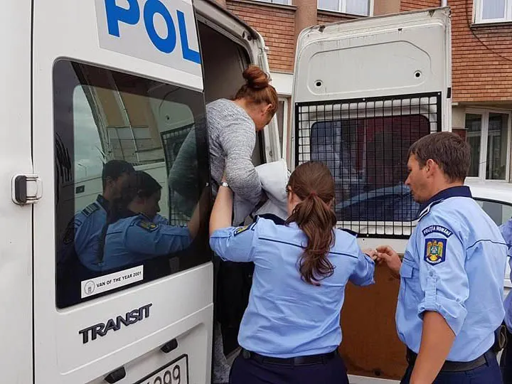 Patrona reţinută pentru loviri şi alte violenţe