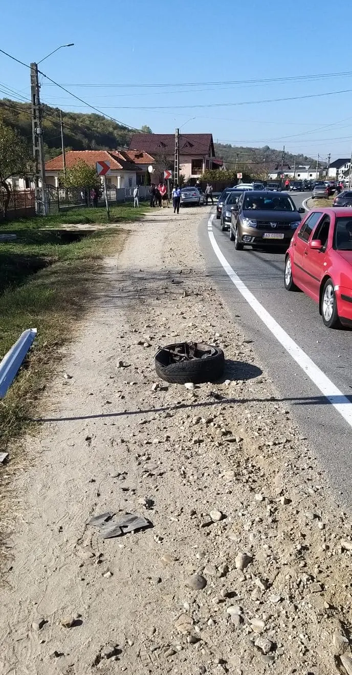 Trei adulţi şi doi copii, răniţi în accident la Merişani (3)