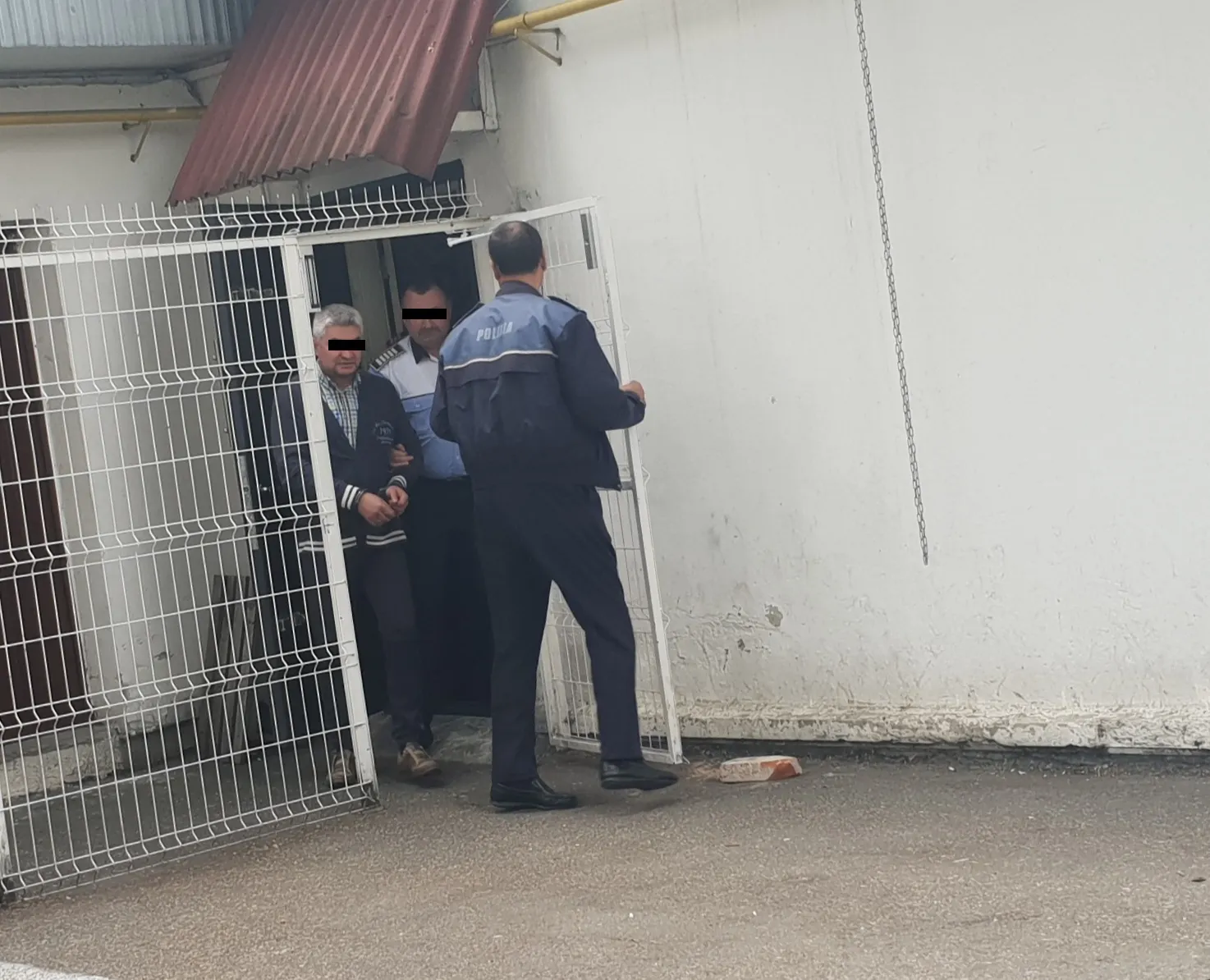 preot din Pitești incatusat