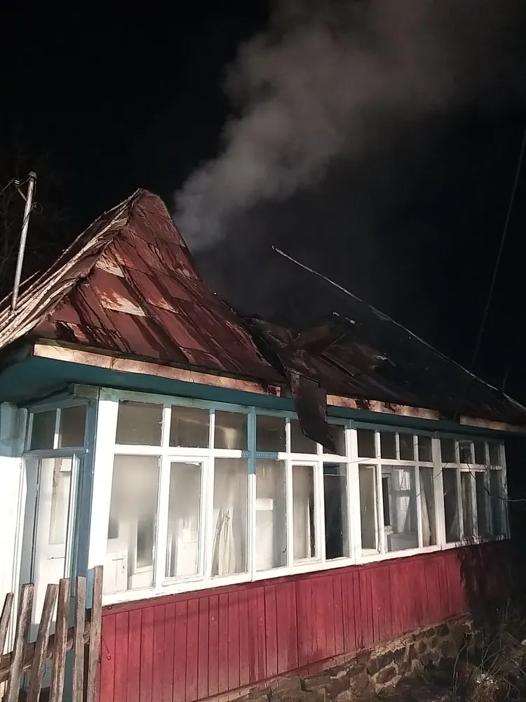 Proprietarii dormeau în timp ce le ardea casa! Au necesitat ajutor medical