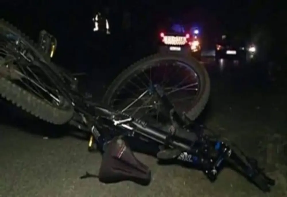 Biciclist acroșat de mașină, a ajuns la spital