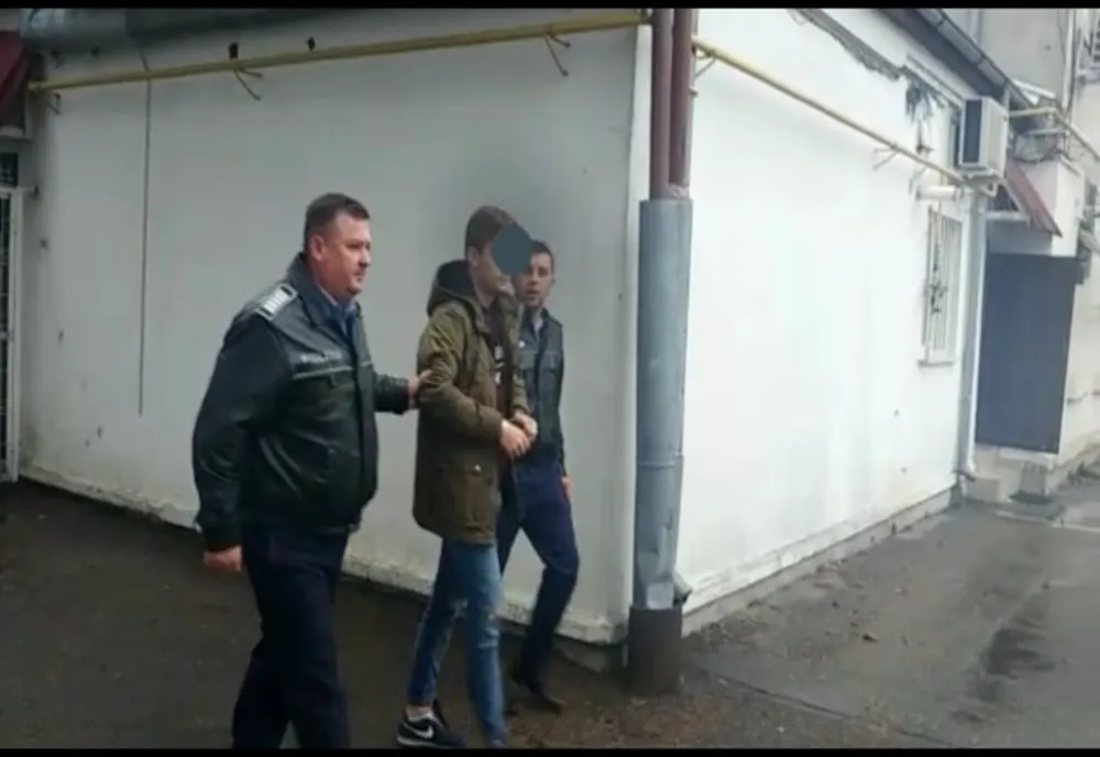 Elev în arest! Fura componente scumpe de la maşini