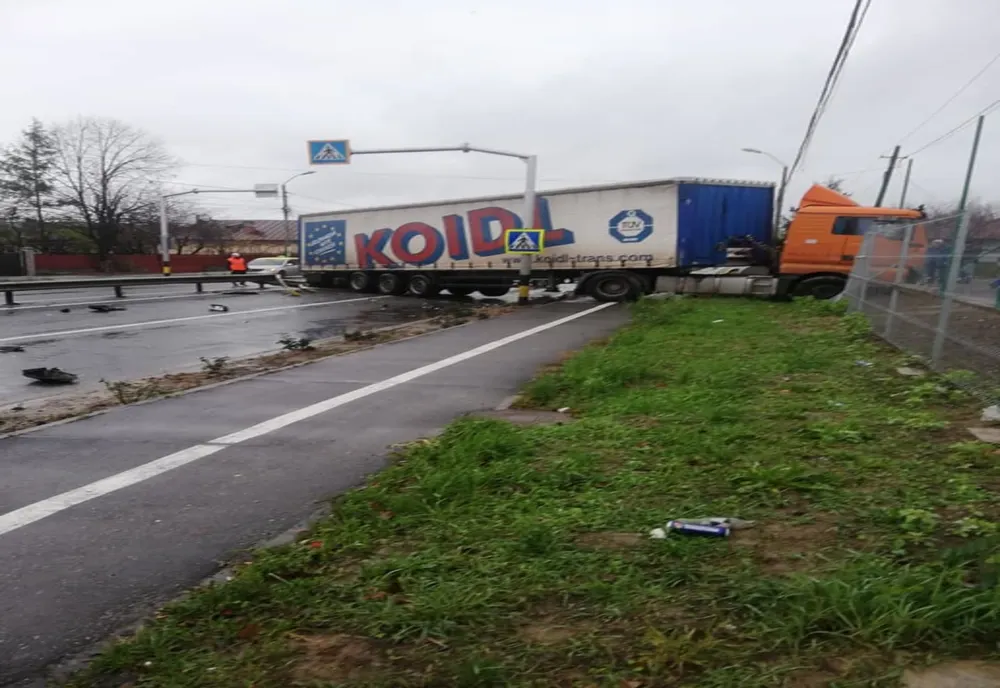 Carambol la Mărăcineni. Un TIR a rămas imobilizat pe stradă