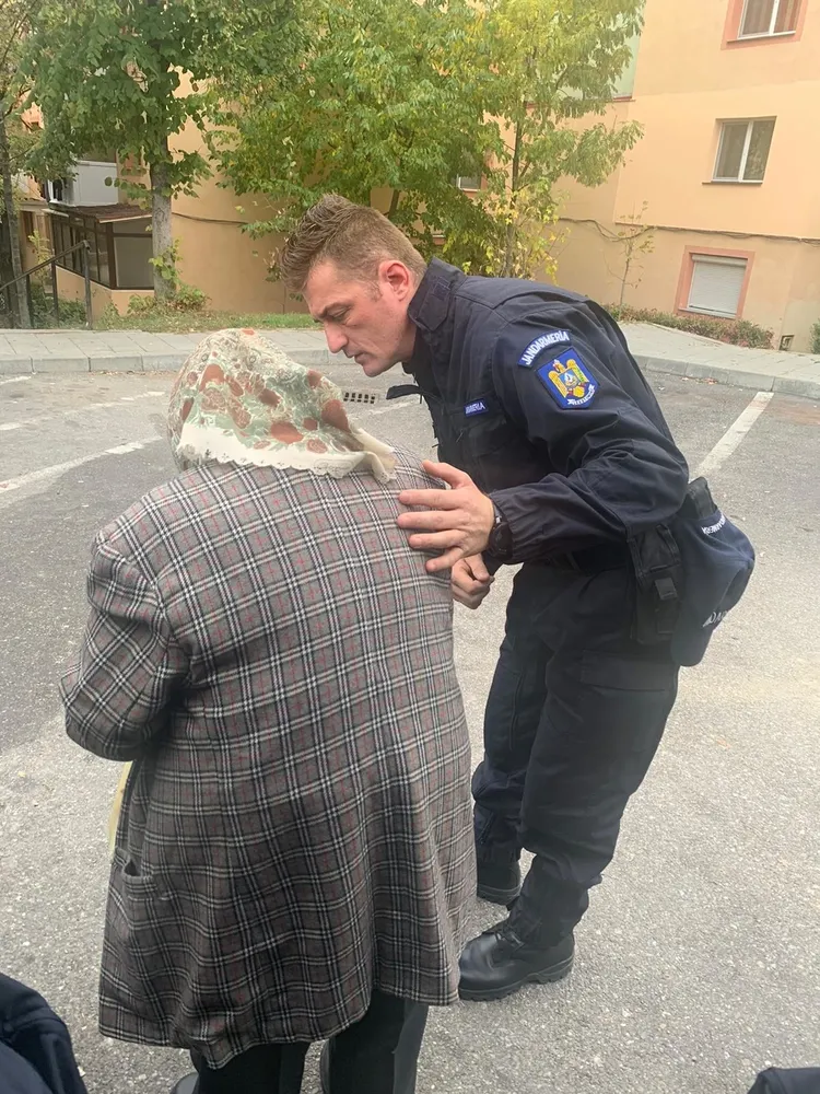 Bătrână rătăcită, găsită de jandarmi