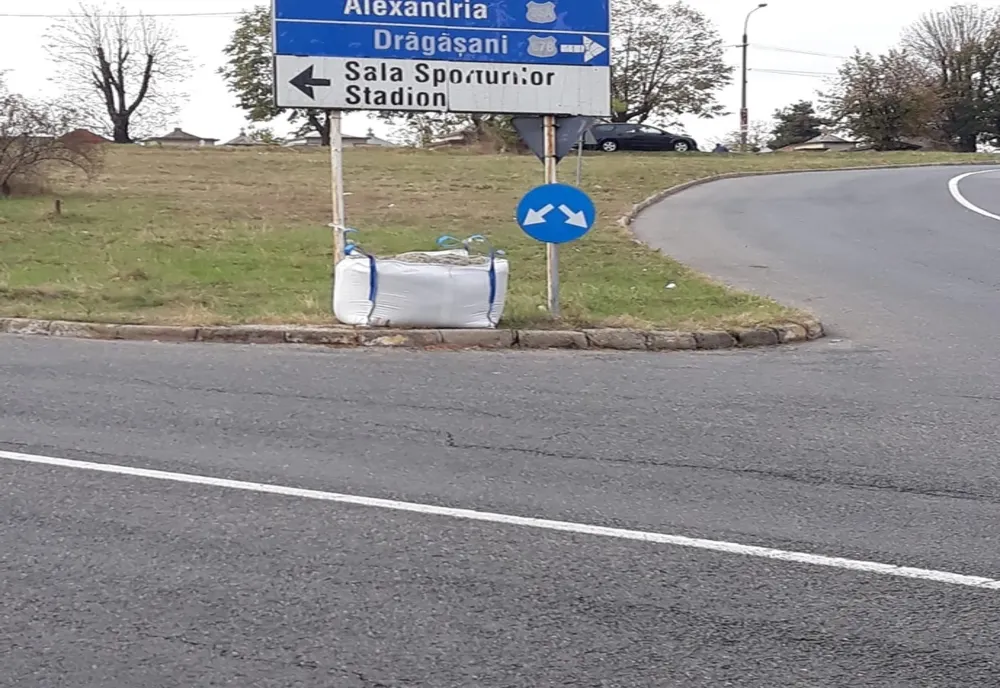 Pregătiri de iarnă! Saci cu antiderapant amplasați în Pitești